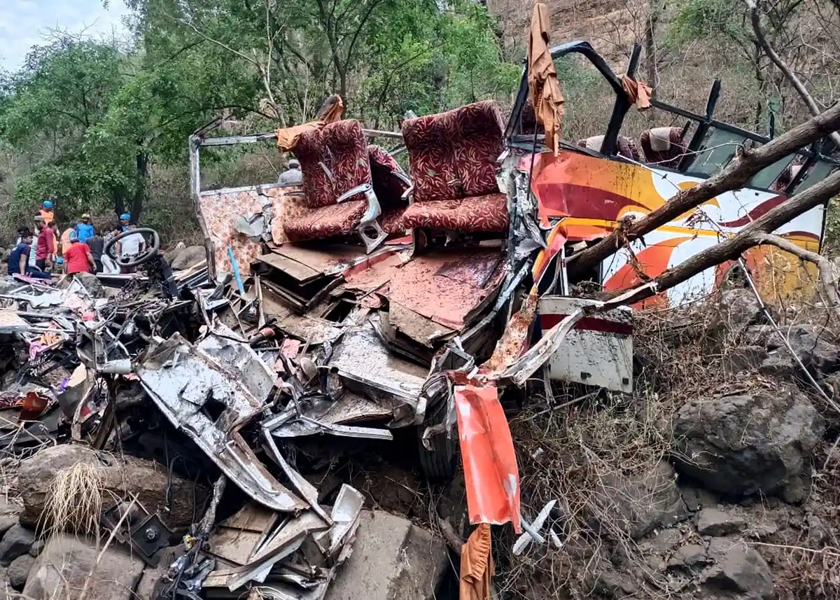 Автобус упал со склона в Индии