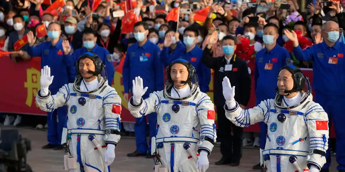 Китай отправил трех астронавтов на свою космическую станцию
