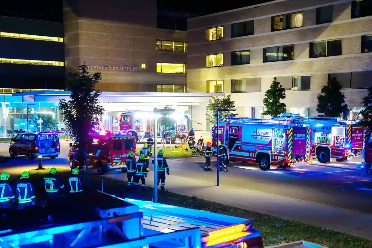 Три человека погибли в результате пожара в клинике в Австрии