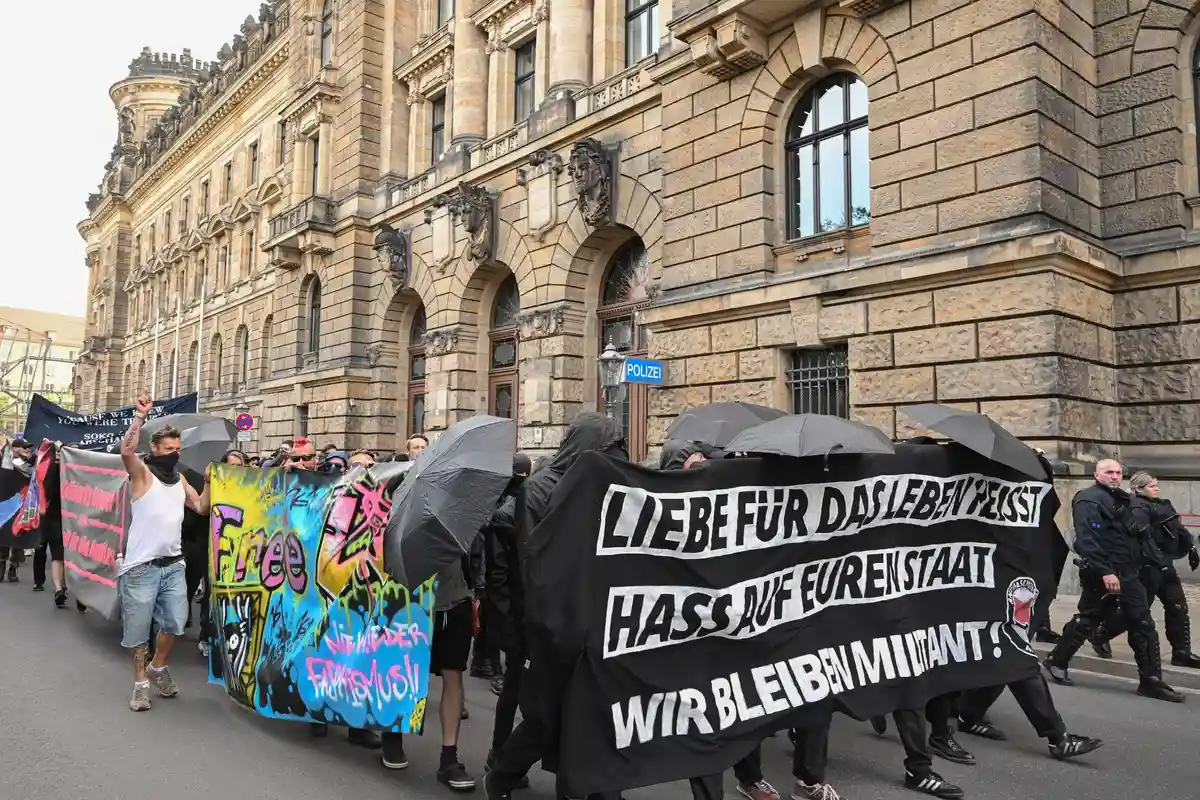 Марш солидарности левых сил с Линой Э. прошел по Дрездену