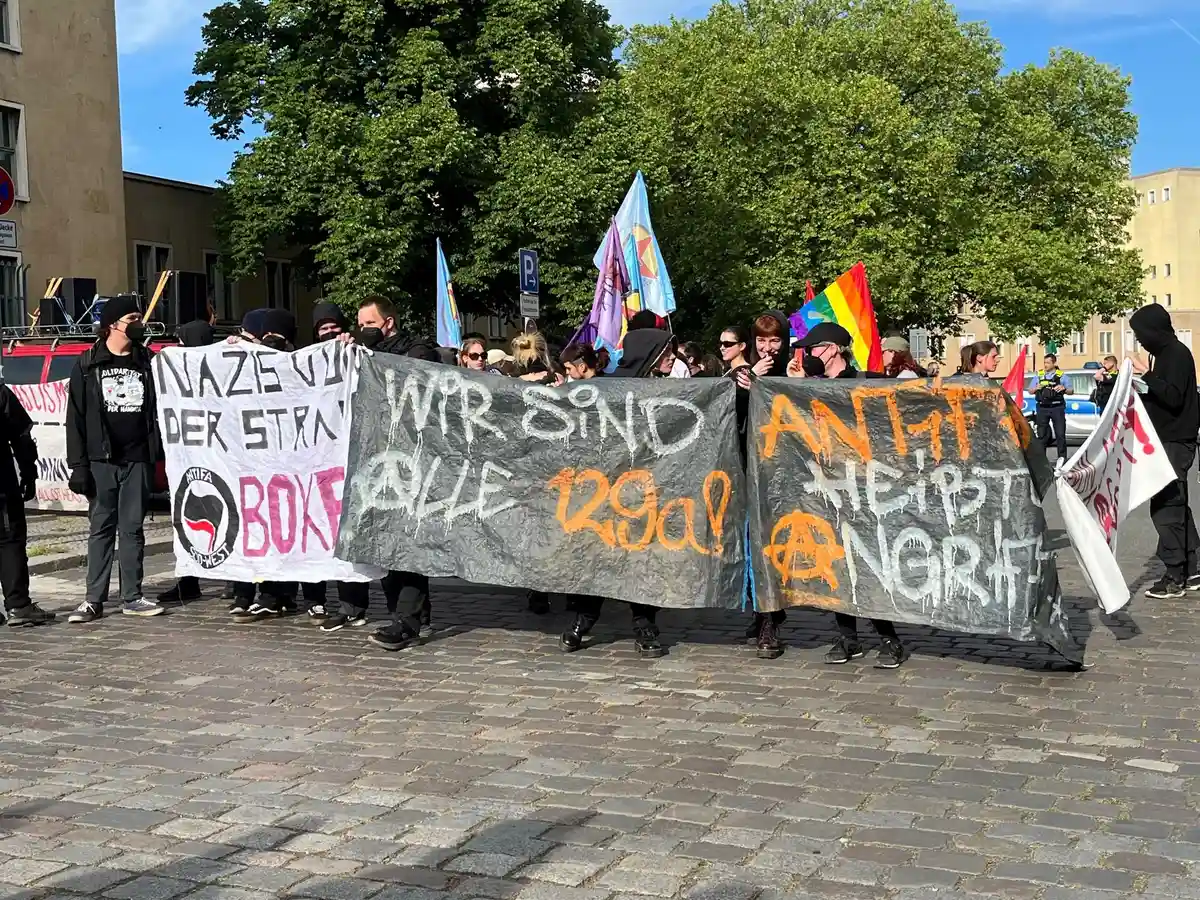 Демонстрация солидарности в Берлине в защиту подозреваемого левого экстремиста