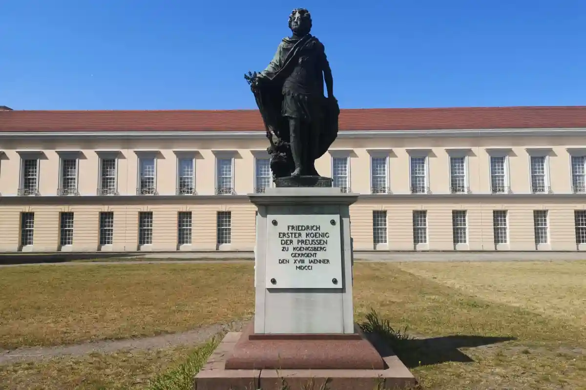 Два памятника: Фридрих I