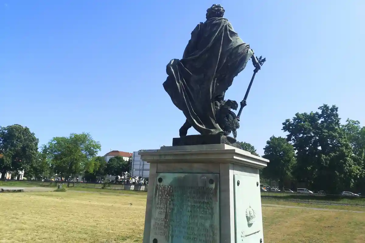 Два памятника: Фридрих I