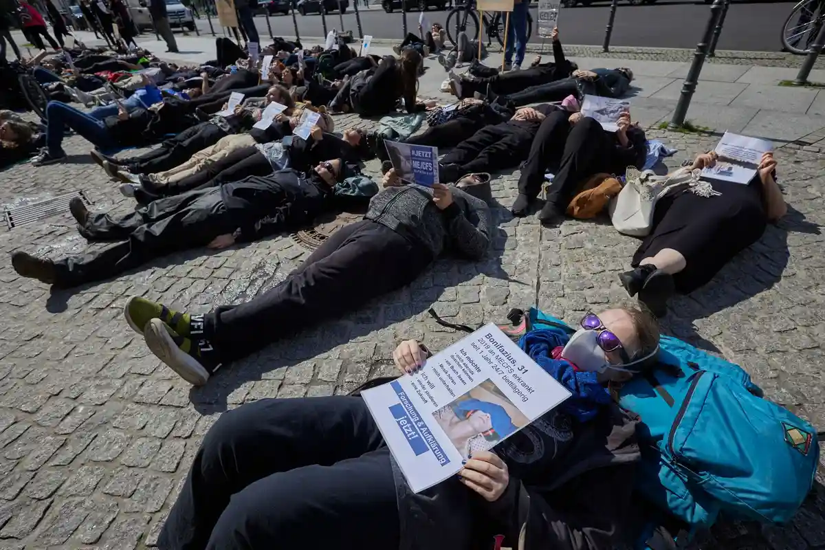 "Лежачая демонстрация" в Берлине - в пользу больных ME/CFS
