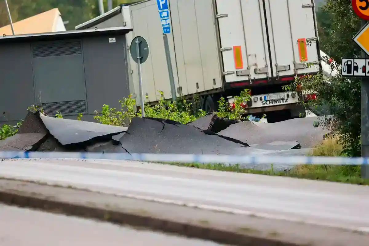 Обрушение дороги после оползня в Швеции