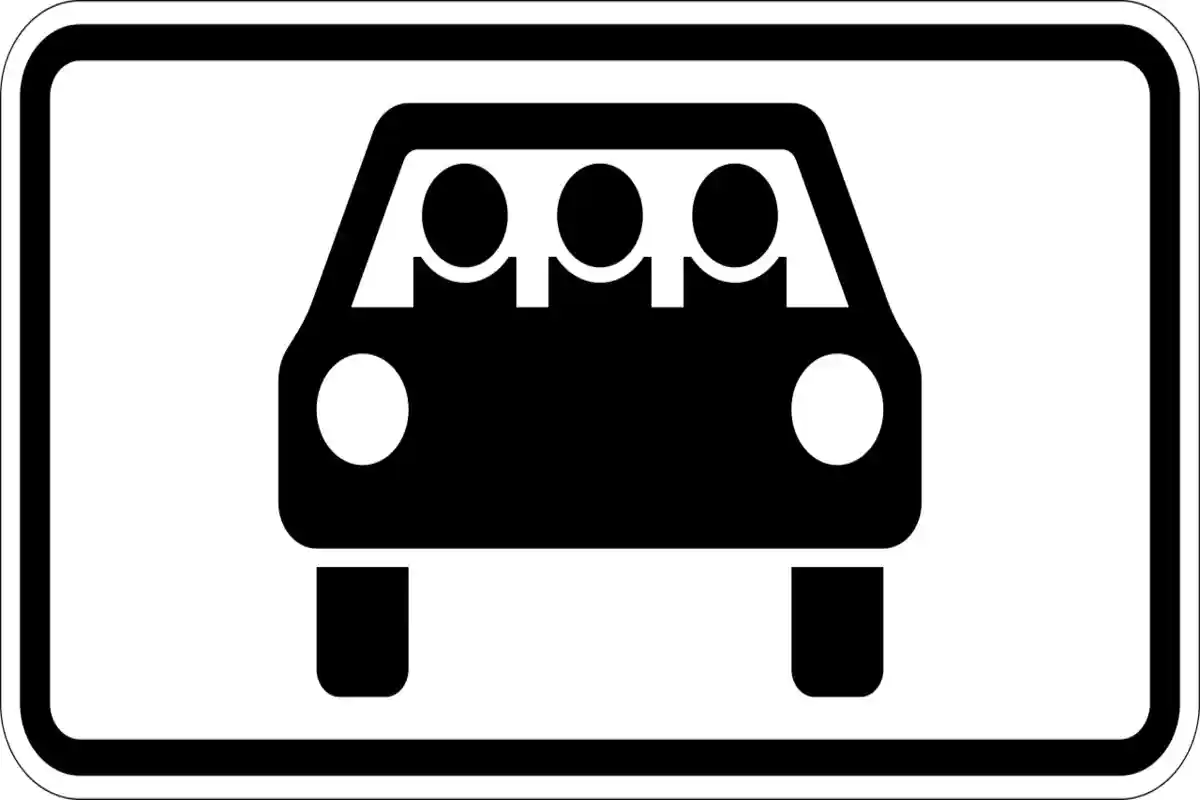 Интересный знак в Германии: три человека в машине. Фото: nach den Vorgaben von 2020 interpretiert und digital umgesetzt durch Mediatus, Public domain / Wikimedia Commons