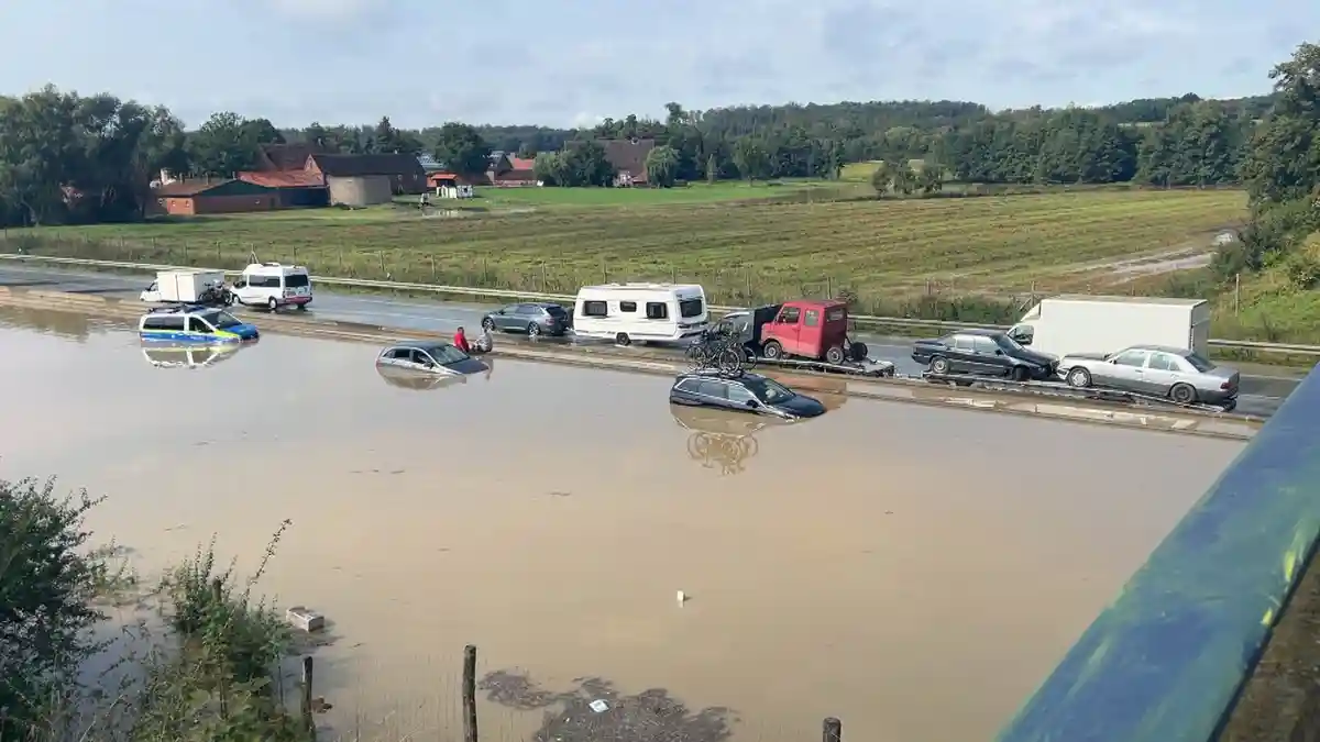 Наводнение в Мюнстерланде - автомобили погрузились в воду