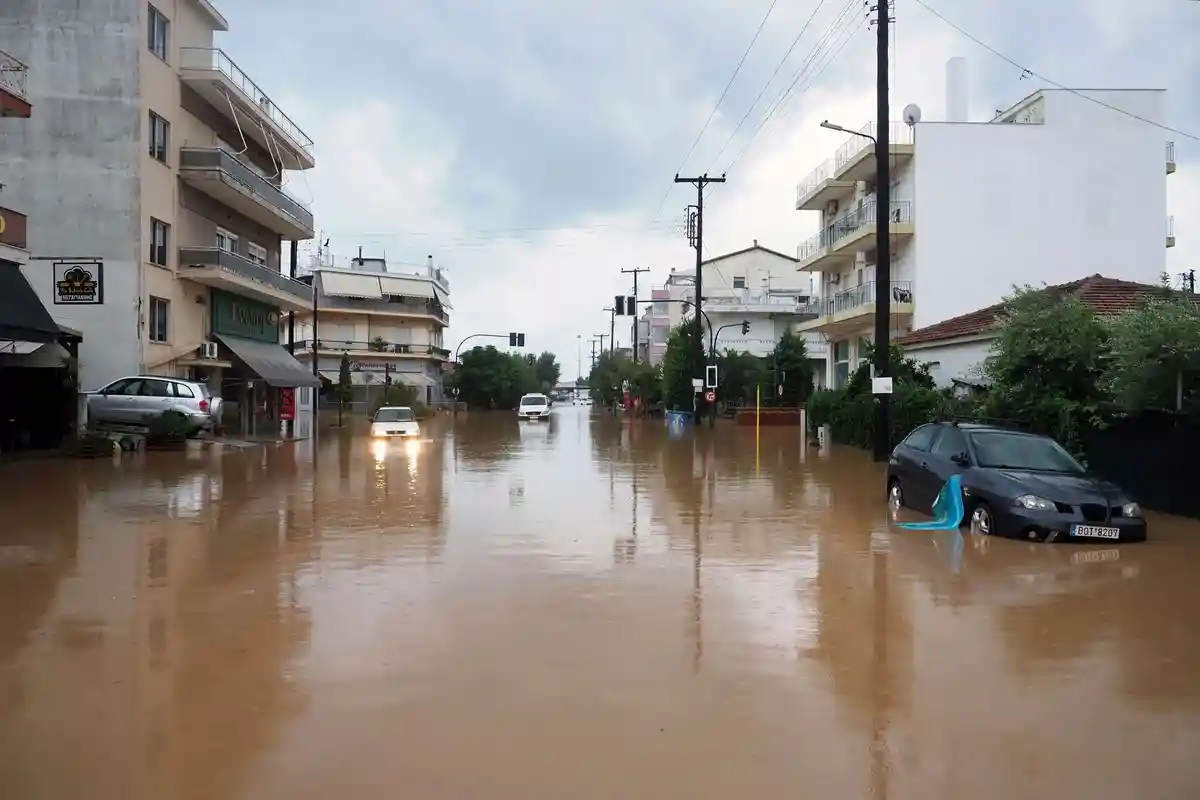 Греческий город Волос снова оказался под водой после шторма