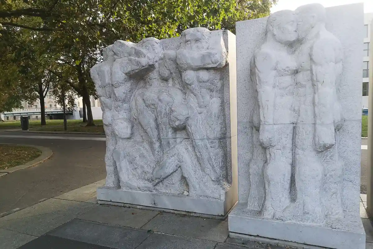 Фрагмент памятника Марксу и Энгельсу