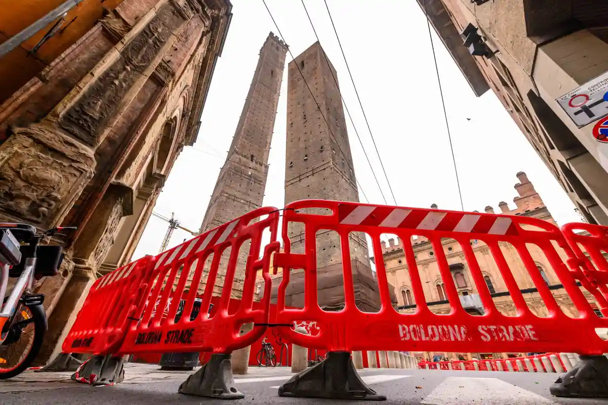Башня Гаризенда в Болонье вызвала опасения из-за трещин