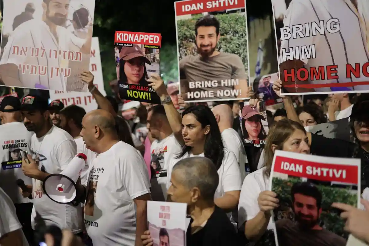 Ближневосточный конфликт:Демонстранты в Тель-Авиве требуют освобождения заложников, похищенных ХАМАСом.