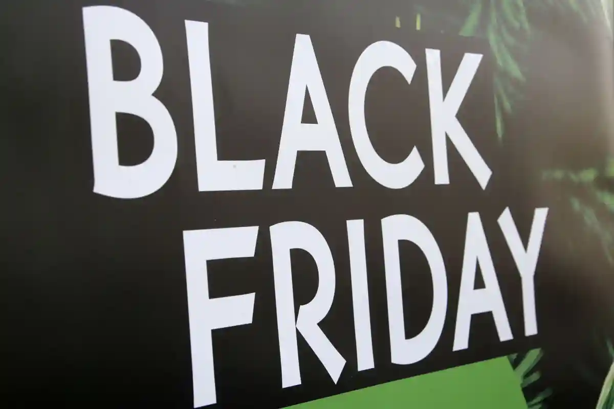 Черная пятница:Реклама "Черной пятницы" размещена в витрине одного из магазинов в центре Мюнхена.