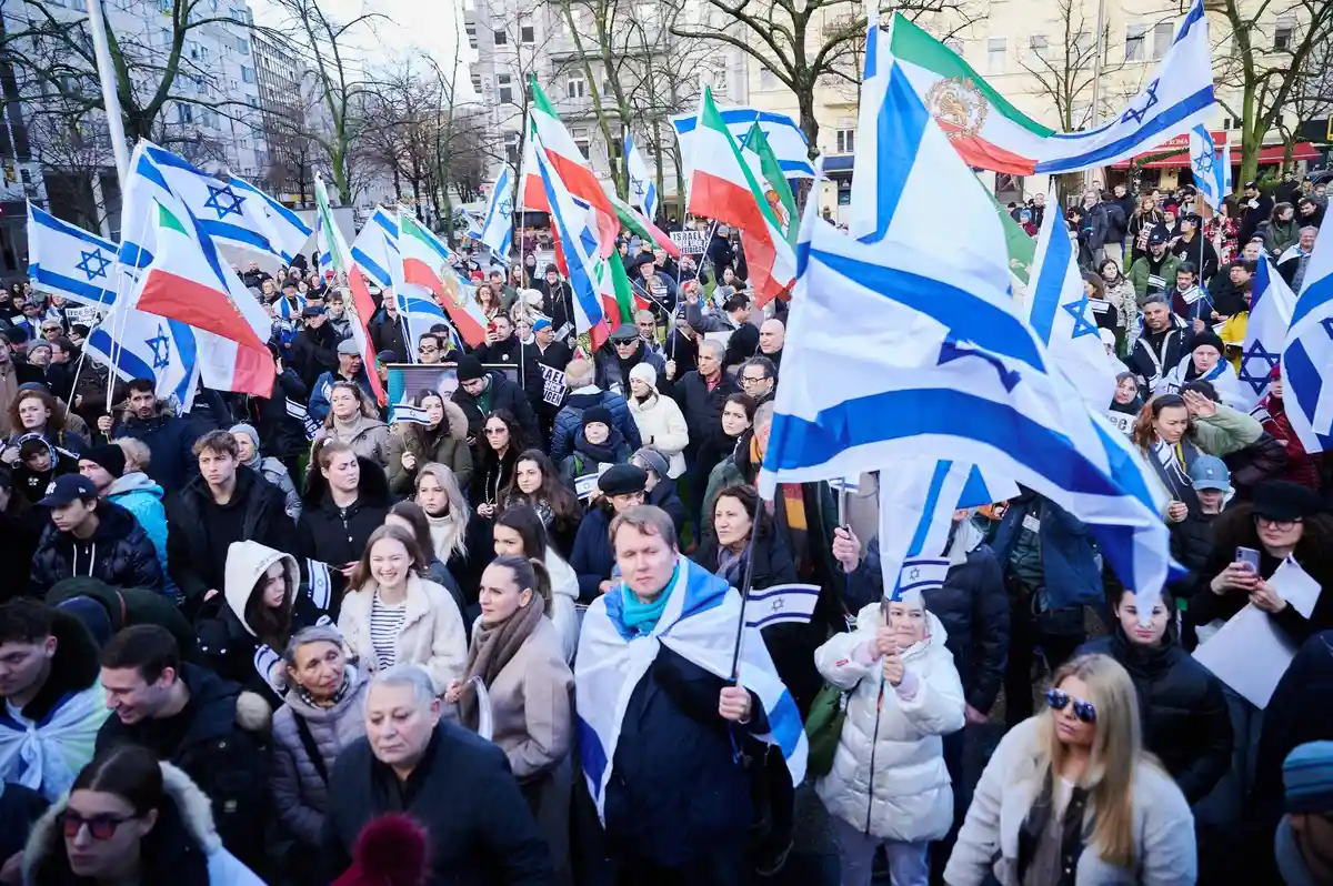 Демонстрация против антисемитизма:Во время демонстрации против антисемитизма в Берлине можно увидеть множество израильских флагов.