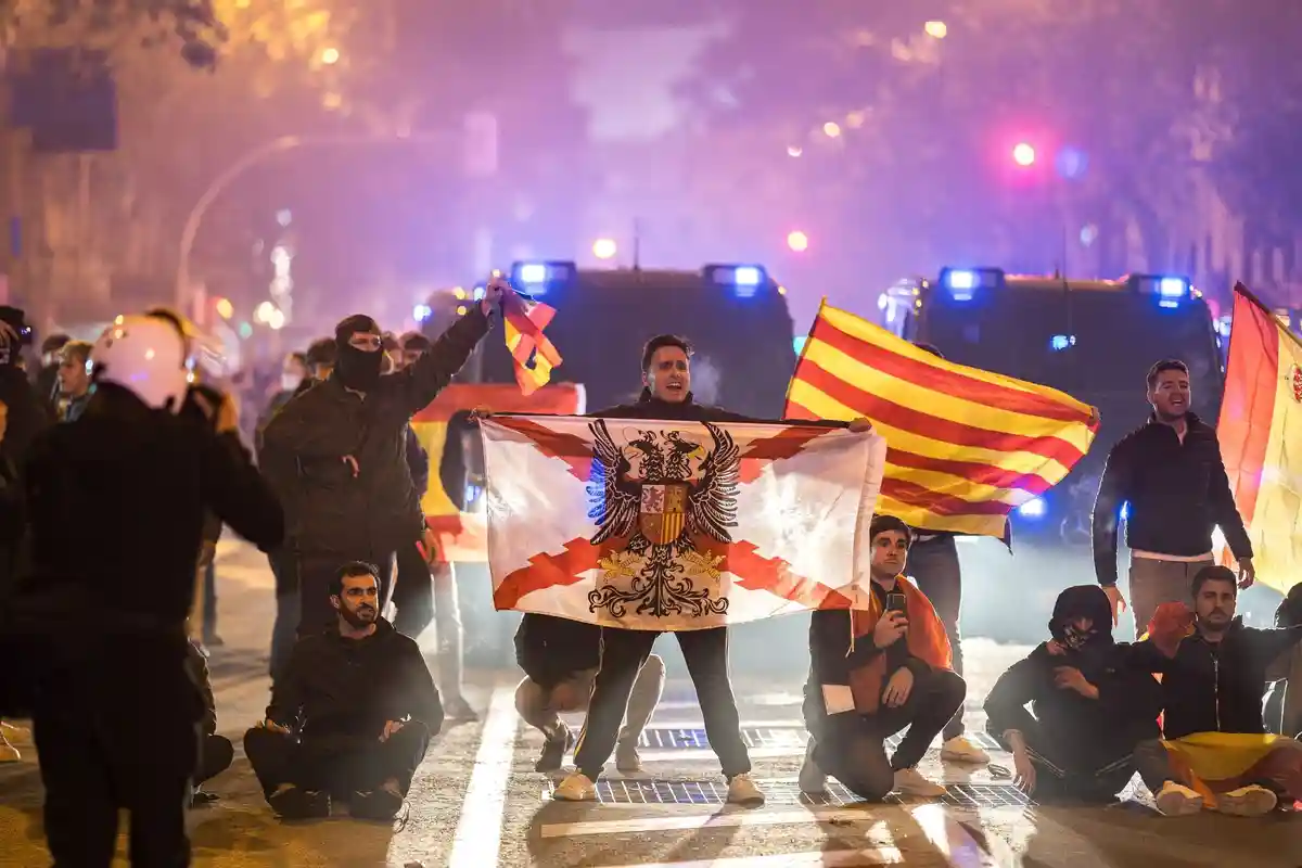 Испания: Жестокие протесты после переизбрания Санчеса