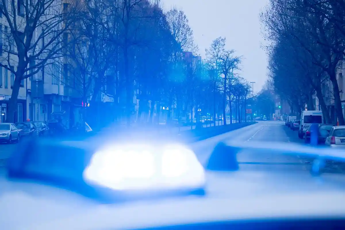 Синий свет:На крыше полицейской патрульной машины светит синий фонарь.