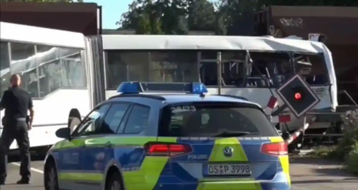 В Германии поезд врезался в пассажирский автобус фото 1