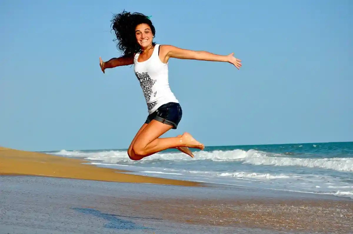 веселая девушка на берегу моря фото